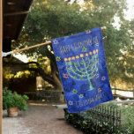 Drapeau De Maison Hanoukka Gold Star de David Menorah Nom<br><div class="desc">Ce drapeau de maison de vacances présente un design de l'étoile de David en or et une menorah. Au-dessus,  on peut lire Happy Hanoukka et ci-dessous,  votre nom de famille à personnaliser. Conçu par un artiste mondialement connu ©Tim Coffey.</div>