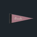Drapeau Fanion Décor Bachelorette du camp<br><div class="desc">Pour le divertissement, organisez des jeux sur le thème du camping et des défis qui feront que tout le monde reste engagé et excité. De la chasse au trésor aux quizzes inspirés par la nature, ces activités créeront des souvenirs durables et des moments rires. Laissez la nature être votre guide...</div>