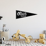 Drapeau Fanion Style sportif Chambre Décor Monogramme Nom des enf<br><div class="desc">Ajoutez votre choix de personnalisation. Parfait pour les dortoirs, les chambres pour enfants et plus encore. Fait un grand morceau de déclaration sur votre mur derrière votre lit. Ajoutez de la couleur à n'importe quelle chambre d'enfants en changeant l'arrière - plan à n'importe quelle couleur désirée. Faites également un grand...</div>