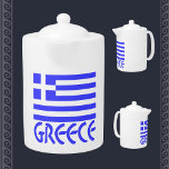 Drapeau grec<br><div class="desc">Le drapeau grec avec le nom ou le mot "Grèce" ci-dessous en bleu. Un moyen amusant pour les voyageurs de se rappeler un voyage, vacances ou vacances. Merveilleuse façon d'honorer et de montrer l'amour et la fierté dans vos ancêtres, patrimoine et culture le jour d'Ohi, réunions de famille ou à...</div>