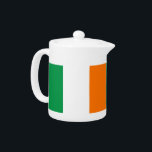 Drapeau irlandais<br><div class="desc">Ajoutez une touche de charme irlandais à votre tea time avec notre théière exclusive avec le drapeau de l'Irlande! Conçu avec une attention minutieuse aux détails, ce théière est plus qu’un simple élément fonctionnel, c’est une célébration du riche patrimoine et de la fierté culturelle irlandais. Le design dynamique affiche en...</div>