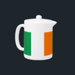 Drapeau irlandais<br><div class="desc">Ajoutez une touche de charme irlandais à votre tea time avec notre théière exclusive avec le drapeau de l'Irlande! Conçu avec une attention minutieuse aux détails, ce théière est plus qu’un simple élément fonctionnel, c’est une célébration du riche patrimoine et de la fierté culturelle irlandais. Le design dynamique affiche en...</div>