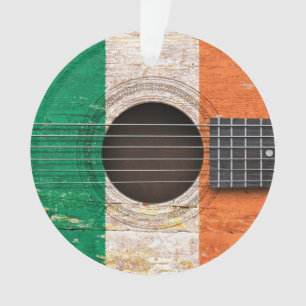 Drapeau irlandais sur la vieille guitare