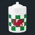 Drapeau mystique de dragon celtique rouge du Pays<br><div class="desc">Destin d'un dragon : Drapeau pour les Celtes — Inspiré par la riche tapisserie de l'histoire et de la mythologie celtiques, le drapeau incorpore le symbolisme celtique traditionnel et un puissant dragon rouge. La palette de couleurs du drapeau, avec son vert éclatant et son blanc immaculé, évoque les paysages luxuriants...</div>