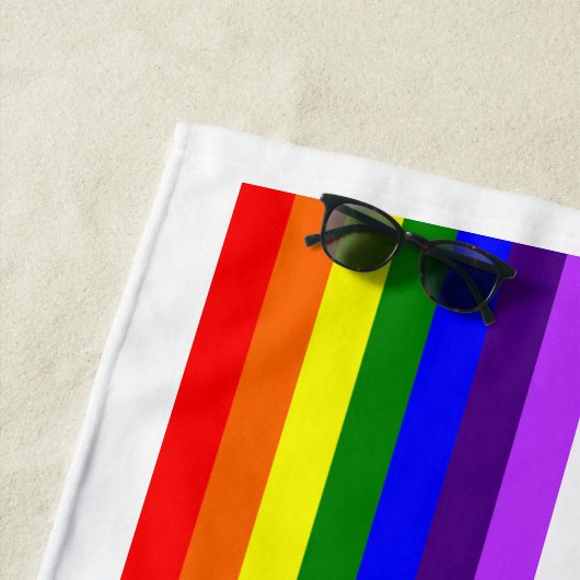 Drapeau Rainbow LGBTQ+ élégant serviette de plage  (En situation)