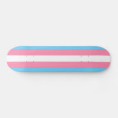 Drapeau trans sur skateboard (Horz)