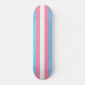 Drapeau trans sur skateboard (Recto)