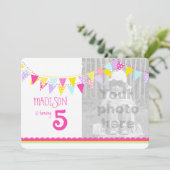 Drapeaux colorés filles 5e anniversaire invitation (Debout devant)