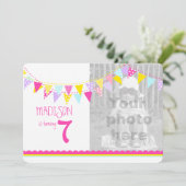 Drapeaux colorés filles 7e anniversaire invitation (Debout devant)