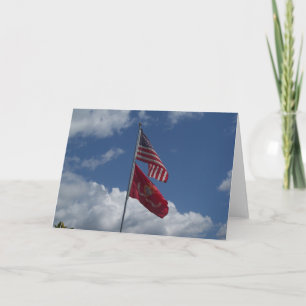 Drapeaux patriotiques et ciel bleu sur un