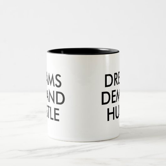 Dreams Demand Hustle Fun Humor Slogan Kantoor Mok (Center)