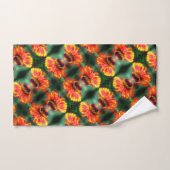 Dreamweaver Zinnia Flower Pattern Bad Handdoek (Handdoek)