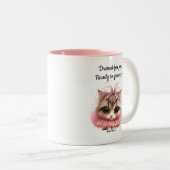Dressed for joy, ready to pounce. – Kitten Mug Tweekleurige Koffiemok (Voorkant rechts)