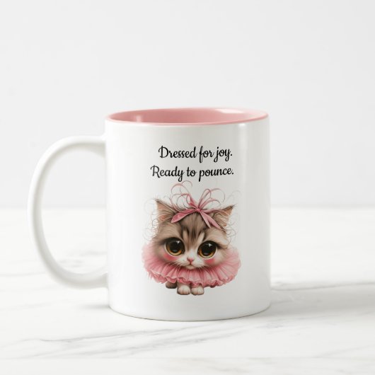 Dressed for joy, ready to pounce. – Kitten Mug Tweekleurige Koffiemok (Links)