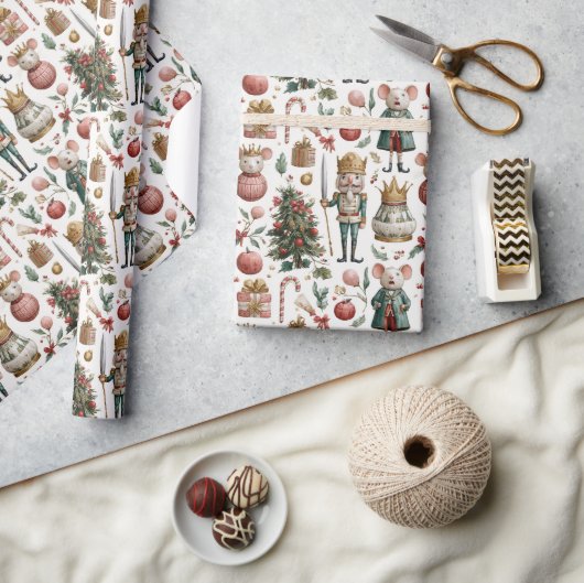 Dressed-Up Mice and Baubles Cadeaupapier (Crafts)