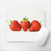 Drie aardbeien op witte MPCNA Muismat (Met muis)