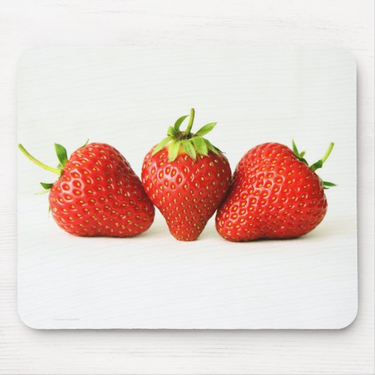 Drie aardbeien op witte MPCNA Muismat (Voorkant)