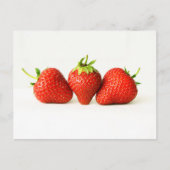 Drie aardbeien op witte pccna briefkaart (Voorkant)