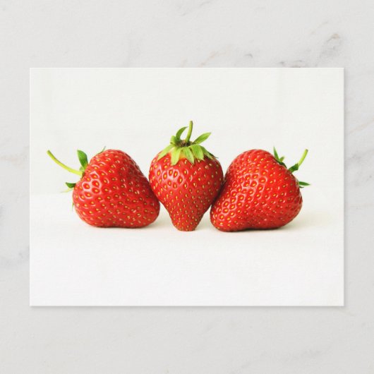 Drie aardbeien op witte pccna briefkaart (Voorkant)