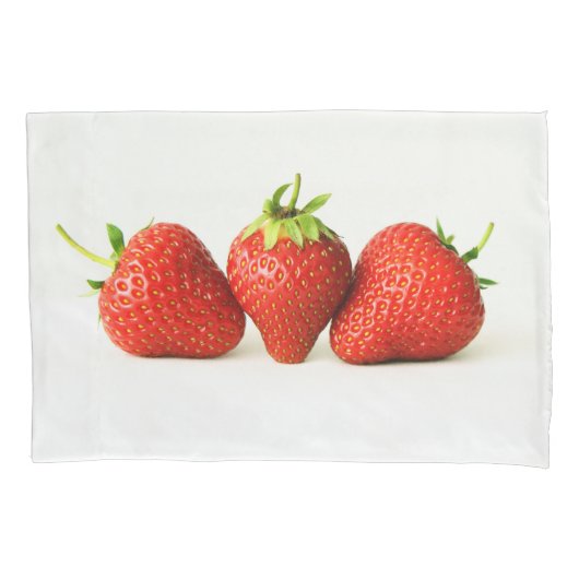 Drie aardbeien op witte pccna kussensloop (Voorkant)