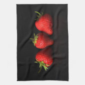 Drie aardbeien op zwart ktcna theedoek (Verticaal)