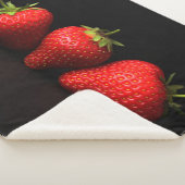 Drie aardbeien op zwart SBCNM Sherpa Deken (3/4)