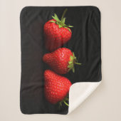 Drie aardbeien op zwart SBCNM Sherpa Deken (Voorkant)