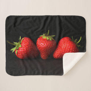 Drie aardbeien op zwart SBCNM Sherpa Deken