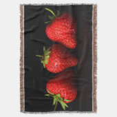 Drie aardbeien op zwart tbcnm deken (Voorkant Verticaal)