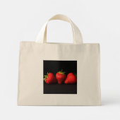 Drie aardbeien op zwart ttcnm mini tote bag (Achterkant)