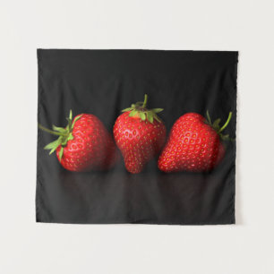 Drie aardbeien op zwart wtcna wandkleed