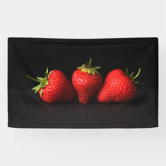 Drie aardbeien op zwarte brancna spandoek (Horizontaal)