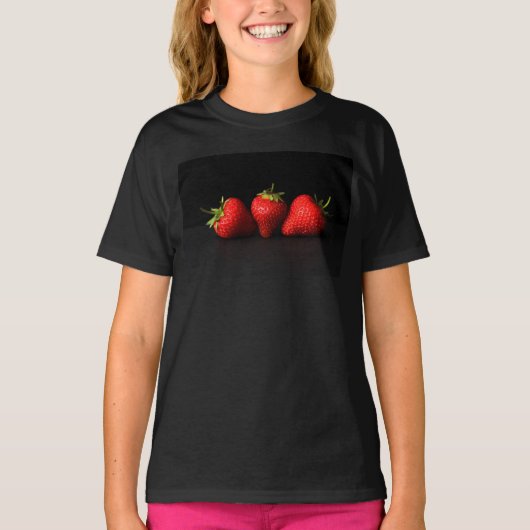 Drie aardbeien op zwarte GCCNA T-shirt (Voorkant)