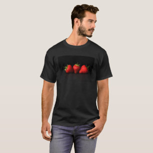 Drie aardbeien op zwarte MCA T-shirt