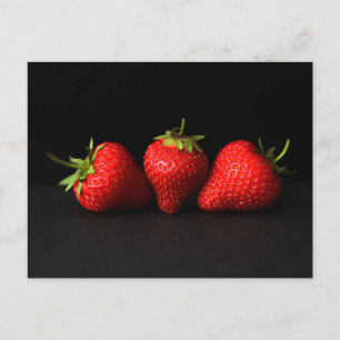 Drie aardbeien op zwarte pccna briefkaart