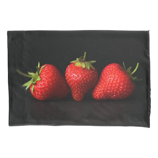 Drie aardbeien op zwarte pccna kussensloop (Voorkant)