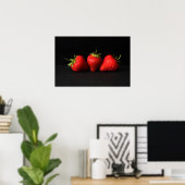 Drie aardbeien op zwarte wapcan poster (Thuiskantoor)