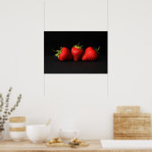 Drie aardbeien op zwarte wapcan poster (Keuken)