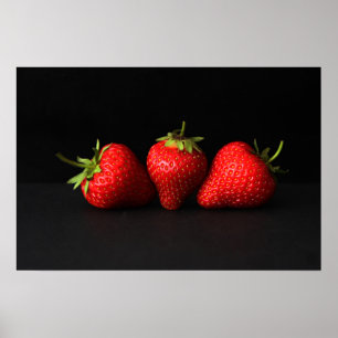 Drie aardbeien op zwarte wapcan poster