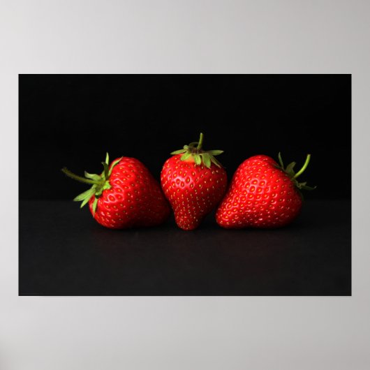 Drie aardbeien op zwarte wapcan poster (Voorkant)