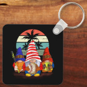 Drie Baseball Gnomen Softball Gnome Grappige Sport Sleutelhanger (Achterkant)