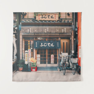 DRIE BICYCLES DIE VOOR DE BOUW WORDEN GEDEELD WANDKLEED