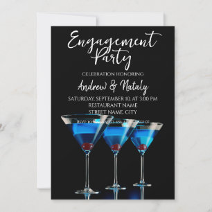 Drie blauwe cocktails met kers op zwart kaart