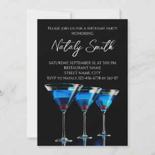 Drie blauwe cocktails met kers op zwart kaart