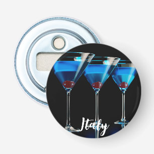 Drie blauwe cocktails met kersen op zwart button flesopener