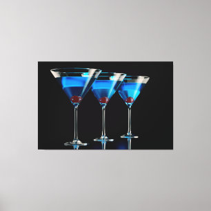 Drie blauwe cocktails met kersen op zwart canvas afdruk