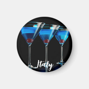 Drie blauwe cocktails met kersen op zwart magneet