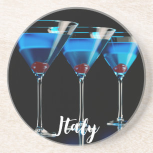 Drie blauwe cocktails met kersen op zwart zandsteen onderzetter