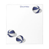 Drie blauwe witte basketballen gepersonaliseerd notitieblok (Voorkant)