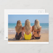 Drie blonde nederlandse meisjes zitten op het stra briefkaart (Voorkant / Achterkant)